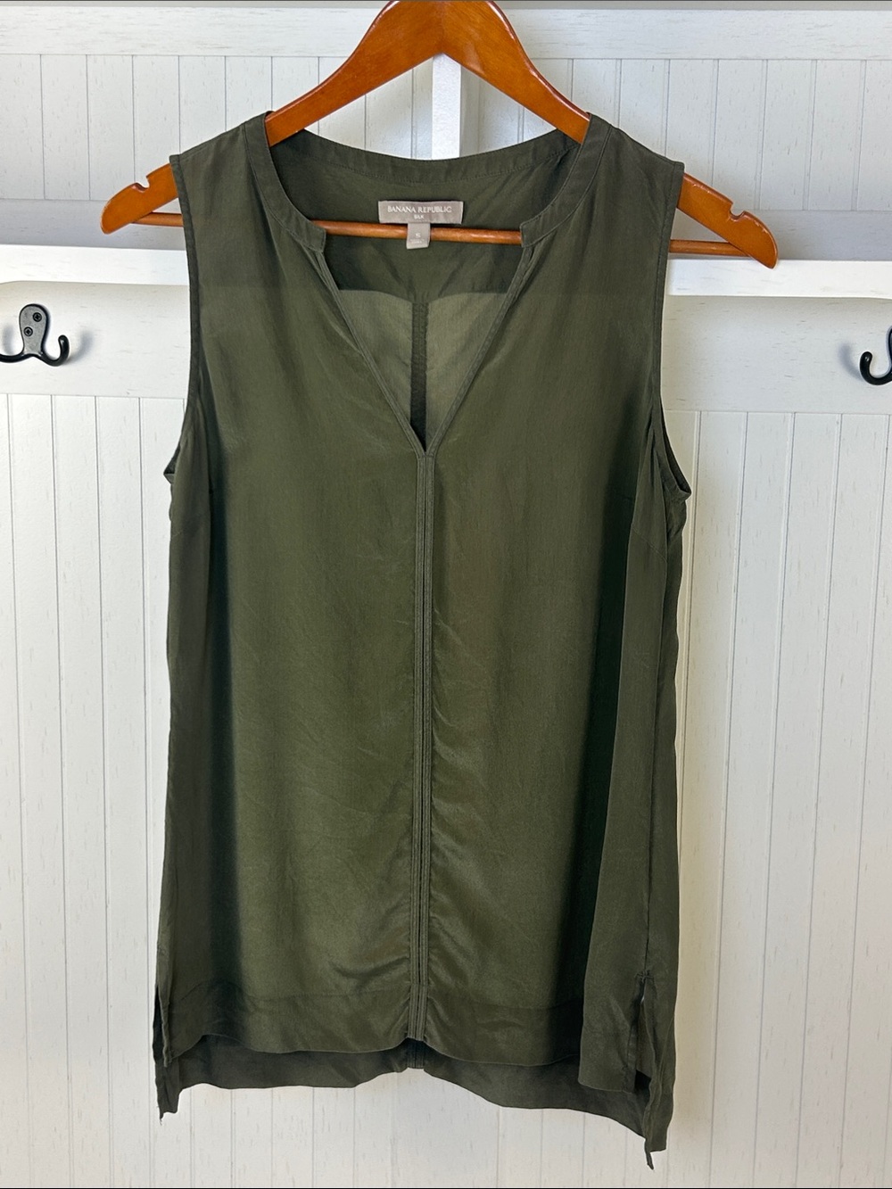 Banana Republic 100% Silk Olive Green Sleeveless V Neck Blouse S